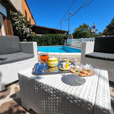 Villa Sari Affitta Camere La Caletta Eksteriør bilde