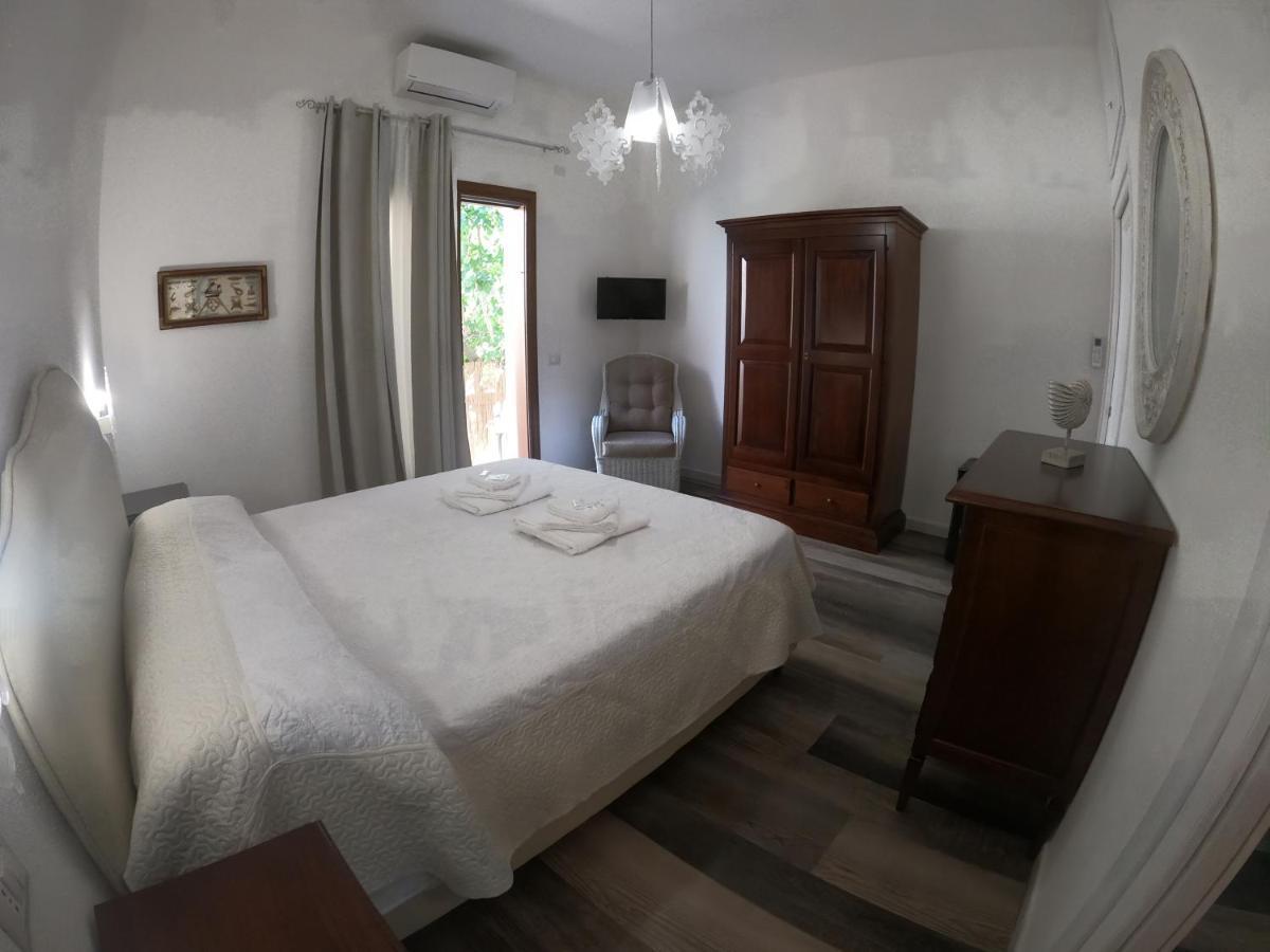 Villa Sari Affitta Camere La Caletta Eksteriør bilde