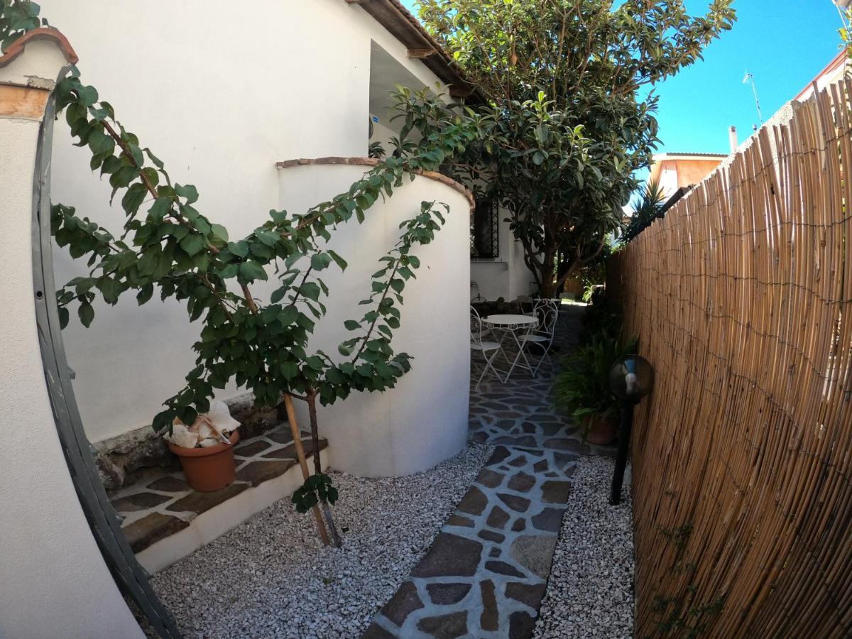 Villa Sari Affitta Camere La Caletta Eksteriør bilde