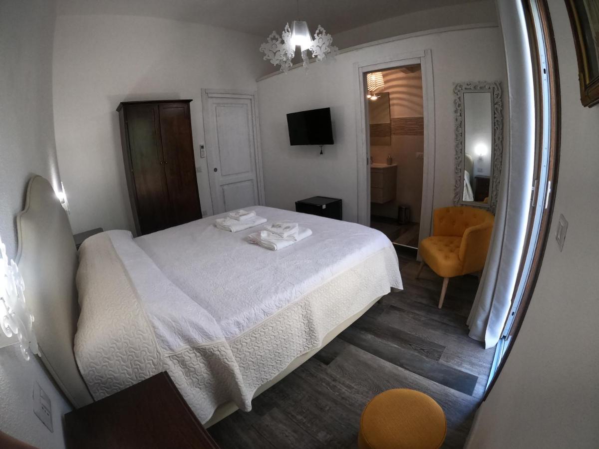Villa Sari Affitta Camere La Caletta Eksteriør bilde